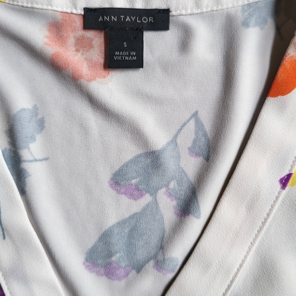 Ann Taylor White Fitted Blouse.Size S - Picture 4 of 7